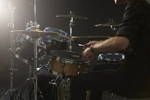 Schlagzeuger spielt Schlagzeug im Studio — Stockfoto