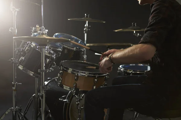 Baterista tocando el kit de batería en el estudio —  Fotos de Stock