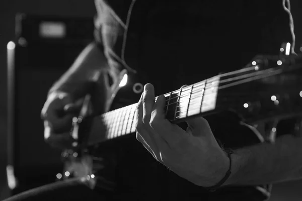 Uomo che suona la chitarra elettrica — Foto Stock