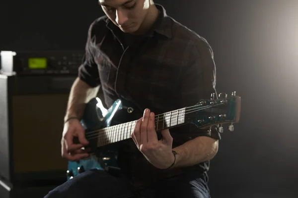 Hombre tocando la guitarra eléctrica en el estudio —  Fotos de Stock