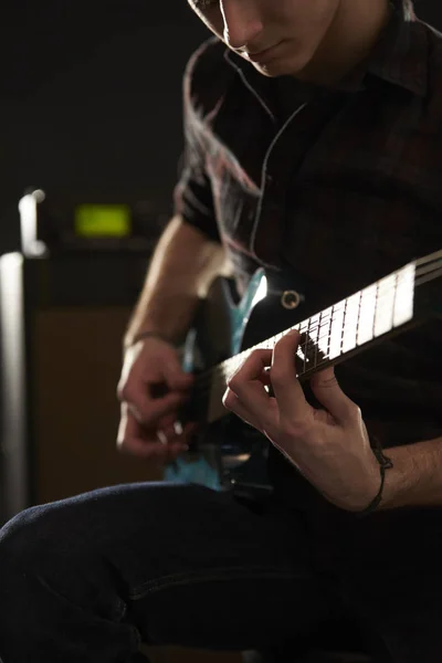 Człowiek, grać na gitarze elektrycznej w Studio — Zdjęcie stockowe