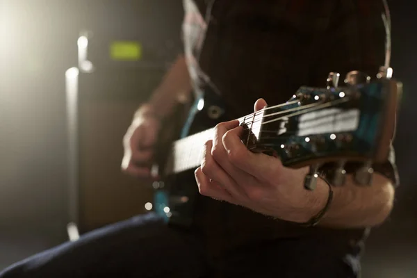 Hombre tocando la guitarra eléctrica en el estudio —  Fotos de Stock