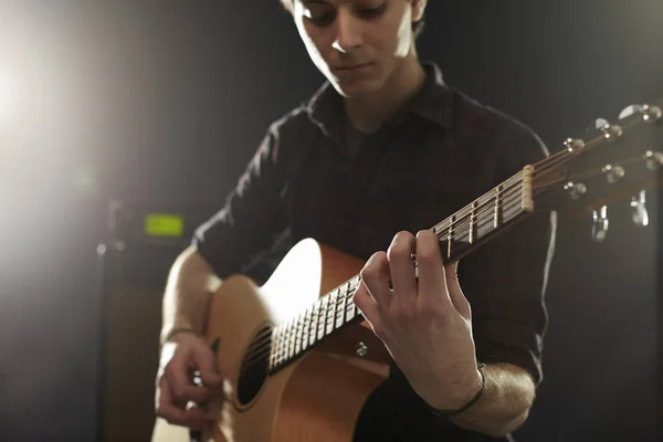 Mężczyzna gra na gitarze akustycznej w Studio — Zdjęcie stockowe