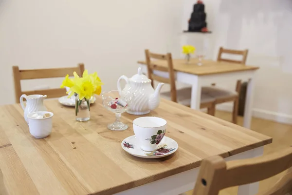 Tienda de té vacía con mesas y vajilla — Foto de Stock