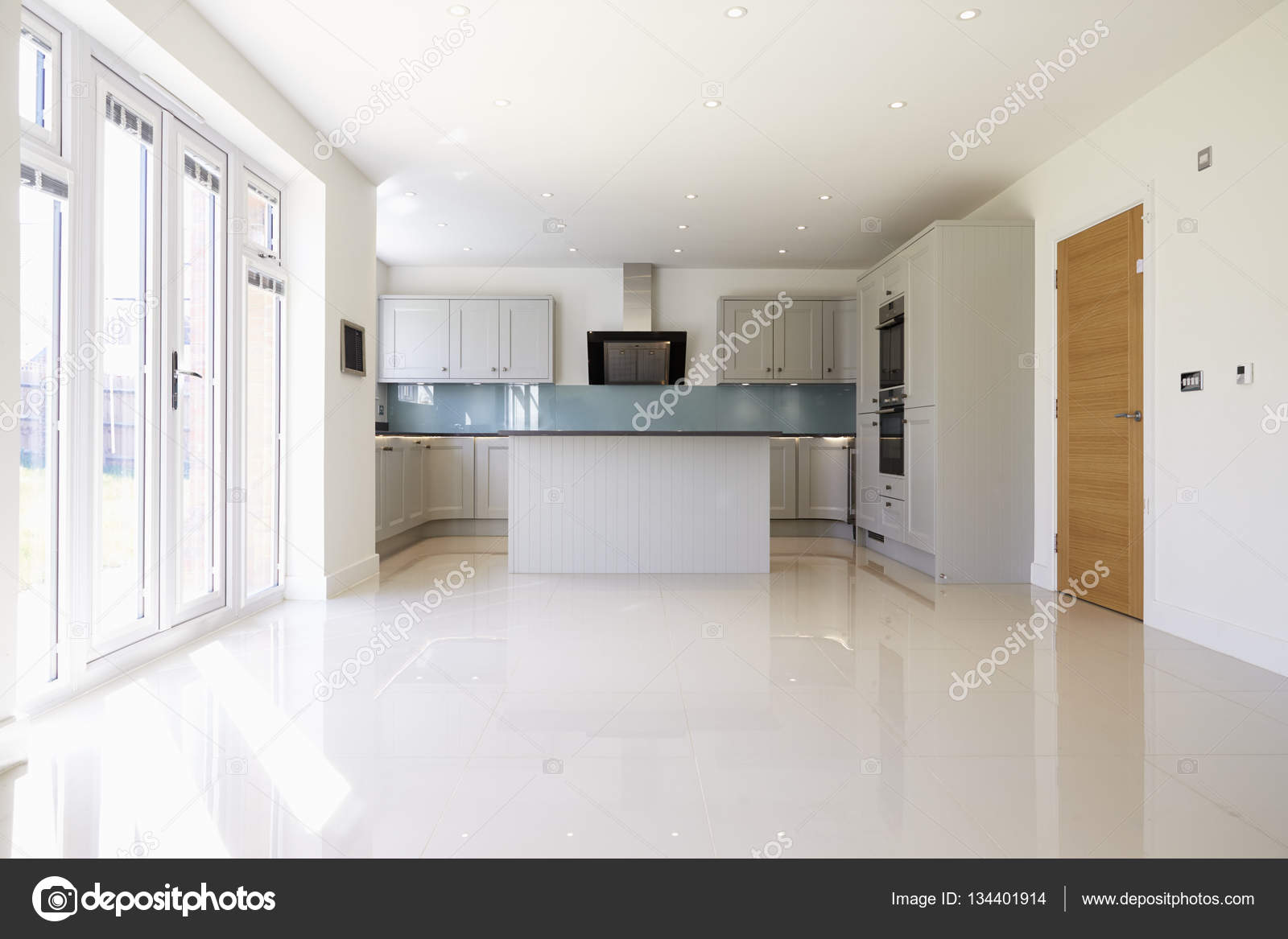 Cozinha Vazia Em Casa Moderna Stock Photo Monkeybusiness 134401914 Cozinha Vazia Em Casa Moderna Stock Photo Monkeybusiness 134401914