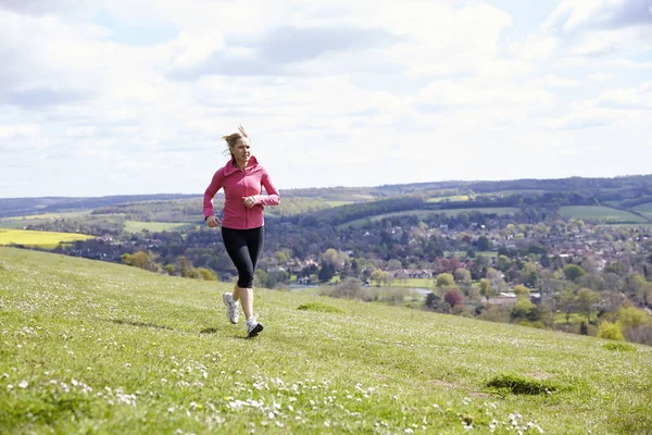 Olgun kadın kırsal kesimde koşu — Stok fotoğraf