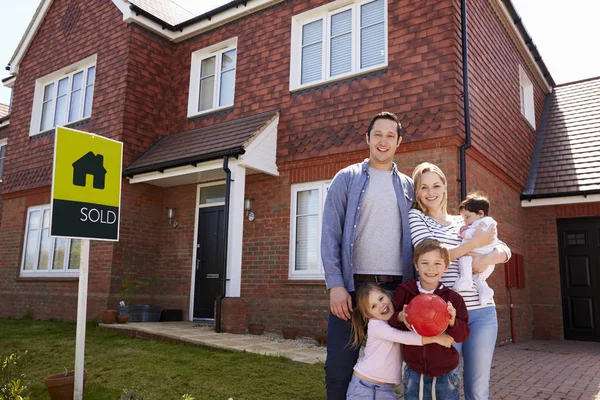 Família fora de casa nova — Fotografia de Stock