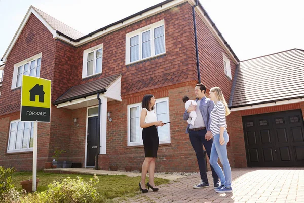 Agent immobilier avec jeune famille — Photo