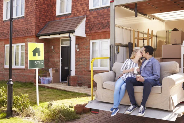 Paar bewegende huis — Stockfoto