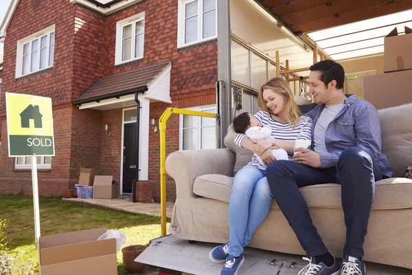 Familia mudándose a casa — Foto de Stock