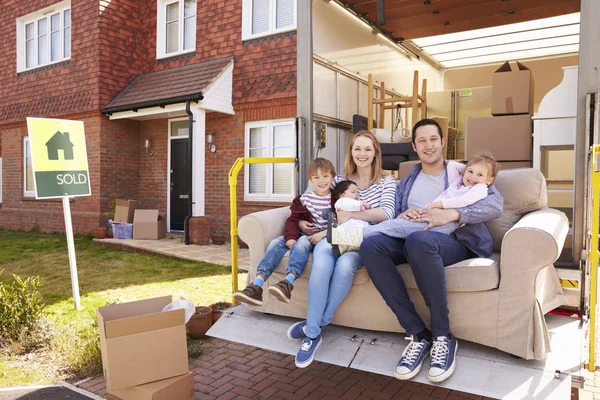 Famiglia trasferirsi a casa — Foto Stock