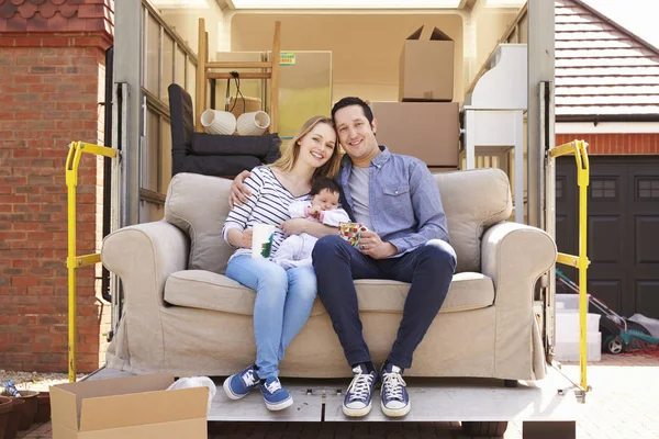 Familia mudándose a casa — Foto de Stock