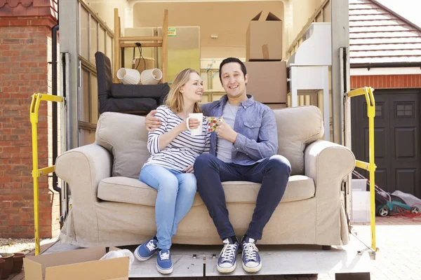 Par flyttar hem — Stockfoto