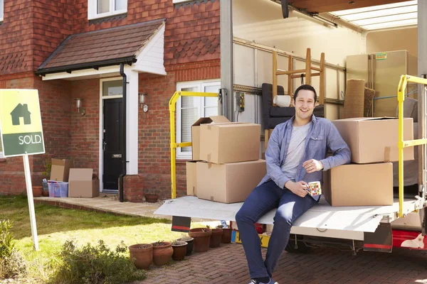 Man uitpakken en Verhuisdozen — Stockfoto