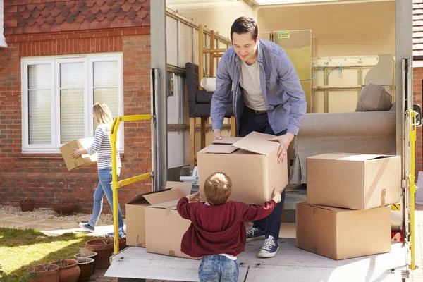 Family Moving Boxes From Removal Truck — Stock Photo, Image