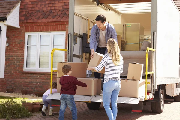 Family Moving Boxes From Removal Truck — Stock Photo, Image