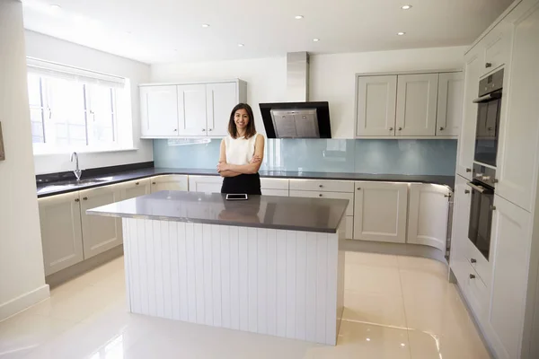 Realtor en la cocina de valoración de la casa — Foto de Stock