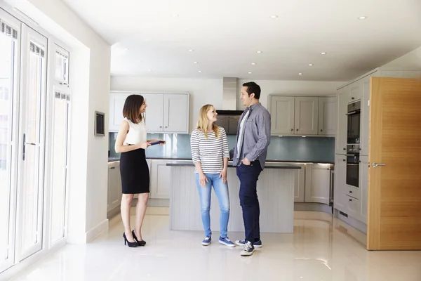 Inmobiliaria Mostrando Pareja Nueva Casa — Foto de Stock