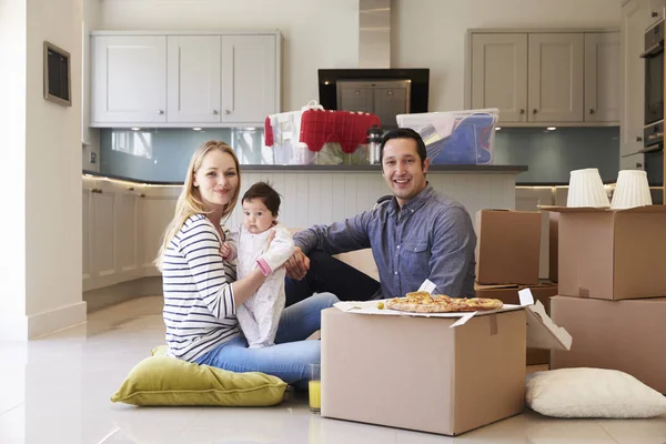 Familia celebrando mudarse a un nuevo hogar — Foto de Stock