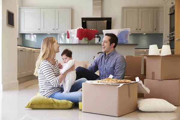 Família comemorando a mudança para uma nova casa — Fotografia de Stock