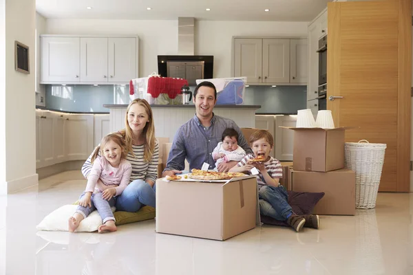 Familie vieren verhuizen naar nieuw huis — Stockfoto