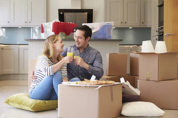 Couple Moving Into New Home — Stock Photo, Image