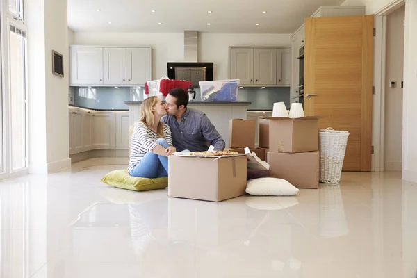 Casal se movendo para uma nova casa — Fotografia de Stock