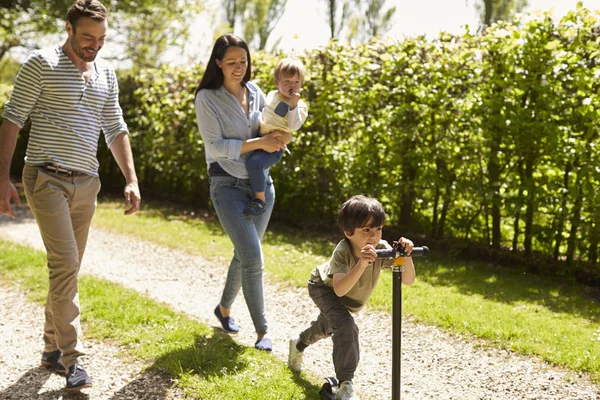 Familie geht im Sommer spazieren — Stockfoto