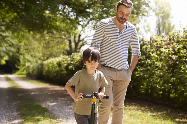 Padre e figlio andare a piedi — Foto Stock