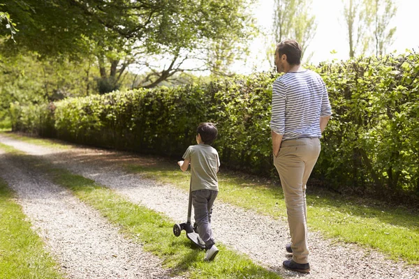 田舎を歩く父と息子 — ストック写真