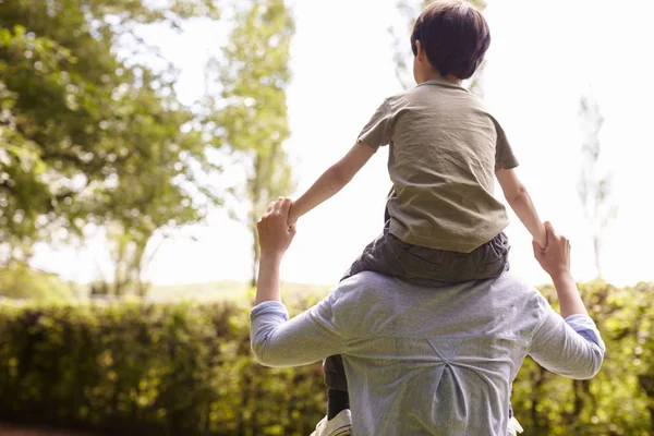 Mutter gibt Sohn Fahrt auf Schultern — Stockfoto