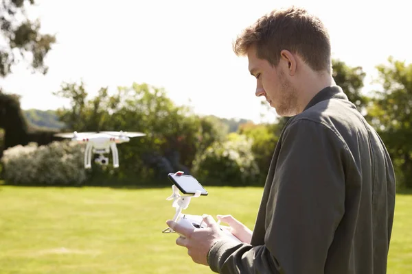 Muž létající dron Kvadrokoptéra — Stock fotografie