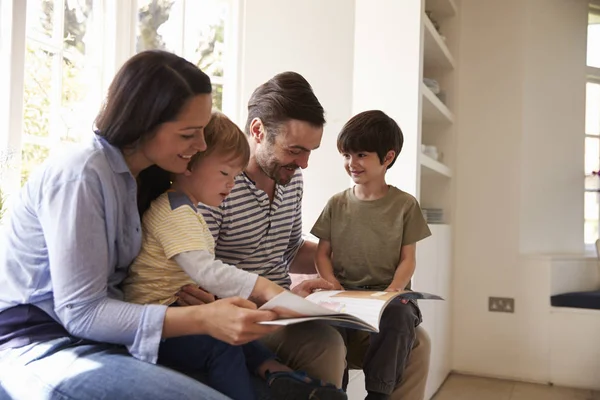 Familie liest Geschichte zu Hause — Stockfoto