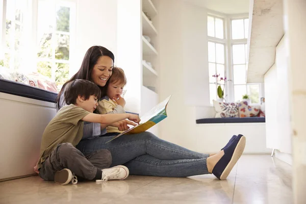 Madre e hijos leyendo historia en casa — Foto de Stock