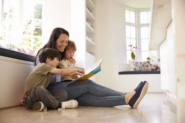 Mutter und Söhne lesen Geschichte zu Hause — Stockfoto