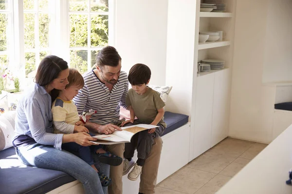 Familj läsa berättelsen hemma — Stockfoto