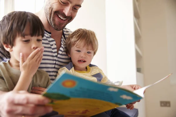 Padre e hijos leyendo historia — Foto de Stock