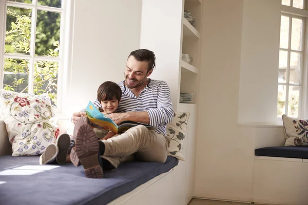 Pai e filho lendo história em casa — Fotografia de Stock