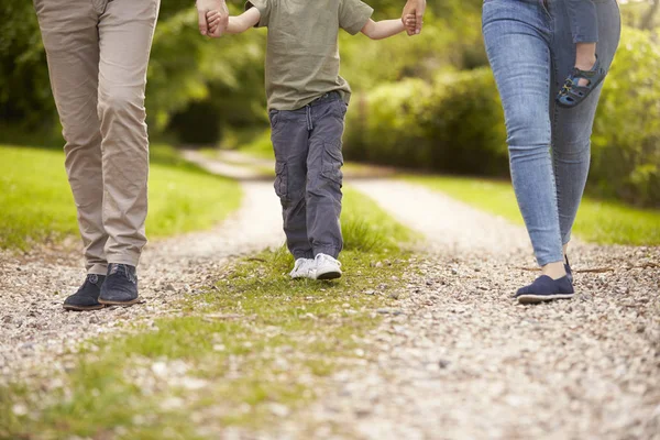 Familie geht im Sommer spazieren — Stockfoto