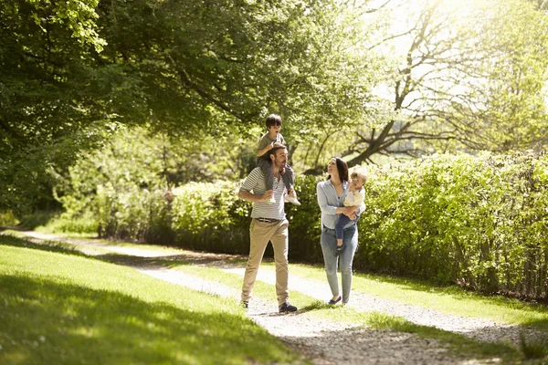 Familie gaat voor wandeling In de zomer — Stockfoto