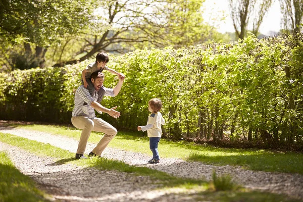 Padre e hijos van a caminar —  Fotos de Stock