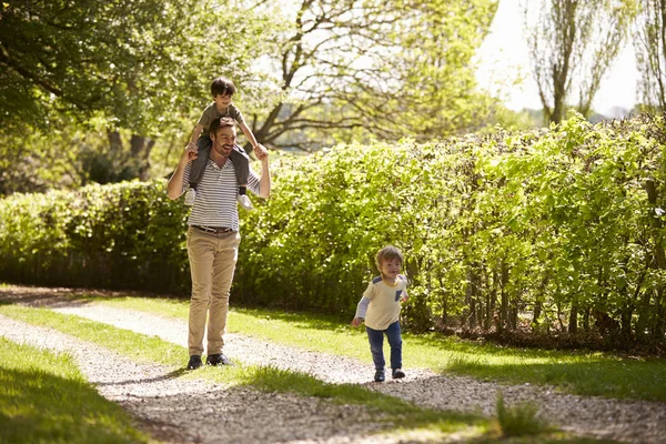 Padre e hijos van a caminar —  Fotos de Stock