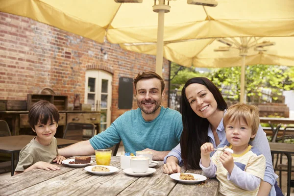 Familjen sitter på utomhus Cafe — Stockfoto