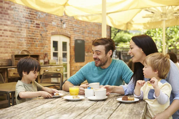 Familjen sitter på utomhus Cafe — Stockfoto