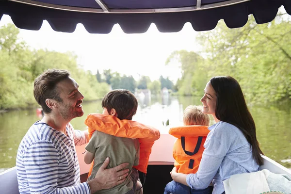 Famille profiter de la journée dans le bateau — Photo