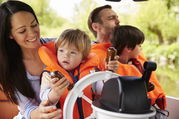 Familie genießt Tagesausflug im Boot — Stockfoto