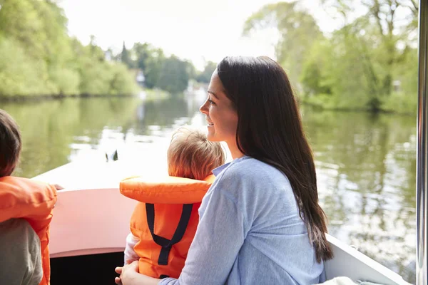 Mor och söner njuter av dagen ute i båt — Stockfoto
