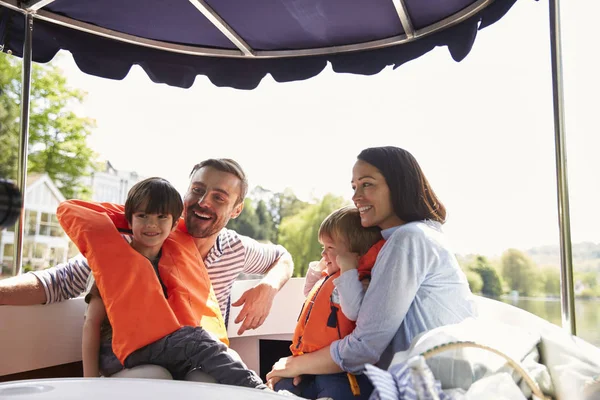 Família desfrutando dia fora no barco — Fotografia de Stock