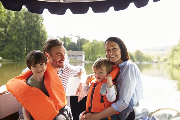 Familjen njuter av dagen ute i båt — Stockfoto