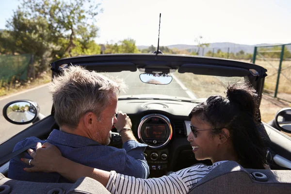 Paar rijden in een open top auto — Stockfoto